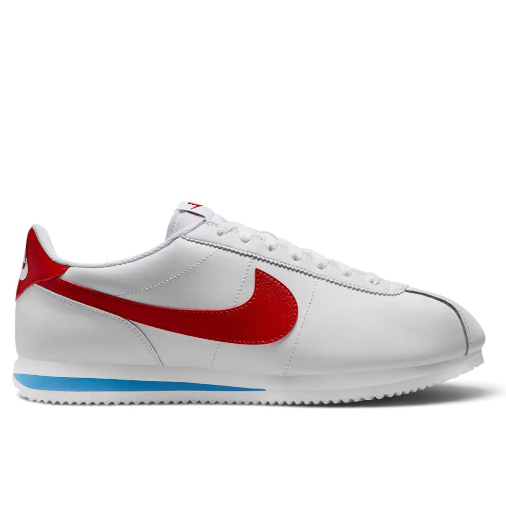 Bliss sneakers Nike Cortez beyaz deri spor ayakkabı, kırmızı ikonik swoosh detaylı ve mavi orta tabanlı retro tasarım