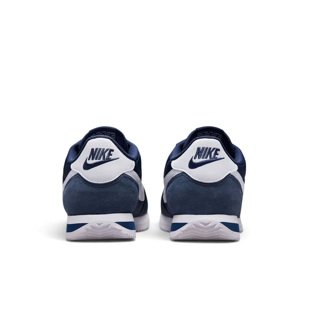 Bliss sneakers Nike Cortez lacivert süet ve tekstil spor ayakkabı arka görünümü, beyaz topuk detaylı