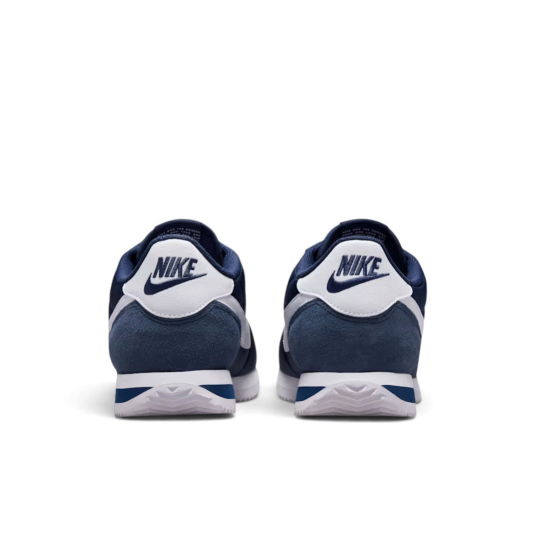 Bliss sneakers Nike Cortez lacivert süet ve tekstil spor ayakkabı arka görünümü, beyaz topuk detaylı