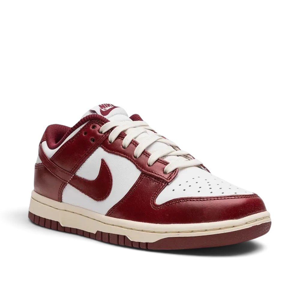 Bliss sneakers Nike Dunk Low Retro spor ayakkabı, beyaz ve koyu kırmızı deri detaylı, klasik tasarım.
