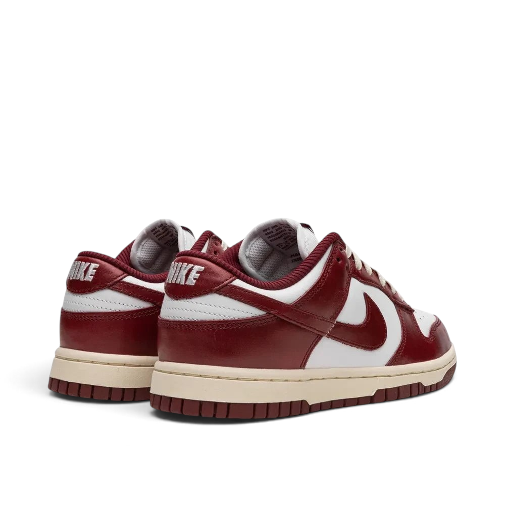 Bliss sneakers Nike Dunk Low Retro Team Red deri spor ayakkabı, beyaz ve koyu kırmızı renkli arka görünüm