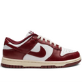 Bliss sneakers Nike Dunk Low Retro Team Red, beyaz ve koyu kırmızı deri detaylı, krem rengi tabanlı spor ayakkabı.