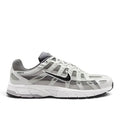 Bliss sneakers Nike P-6000 gri ve beyaz renkli, file ve sentetik deri detaylı retro koşu tarzı spor ayakkabı