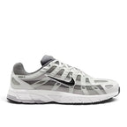 Bliss sneakers Nike P-6000 gri ve beyaz renkli, file ve sentetik deri detaylı retro koşu tarzı spor ayakkabı
