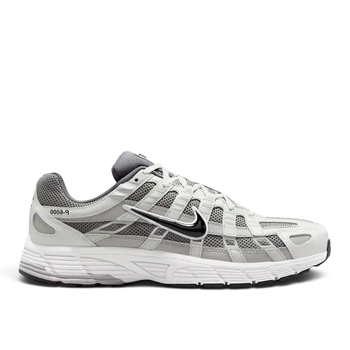 Bliss sneakers Nike P-6000 gri ve beyaz renkli, file ve sentetik deri detaylı retro koşu tarzı spor ayakkabı