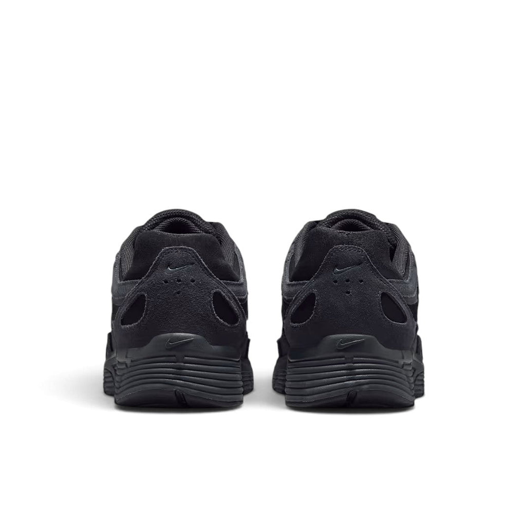 Bliss sneakers marka tamamen siyah süet ve file detaylı Nike P-6000 spor ayakkabının arka görünümü