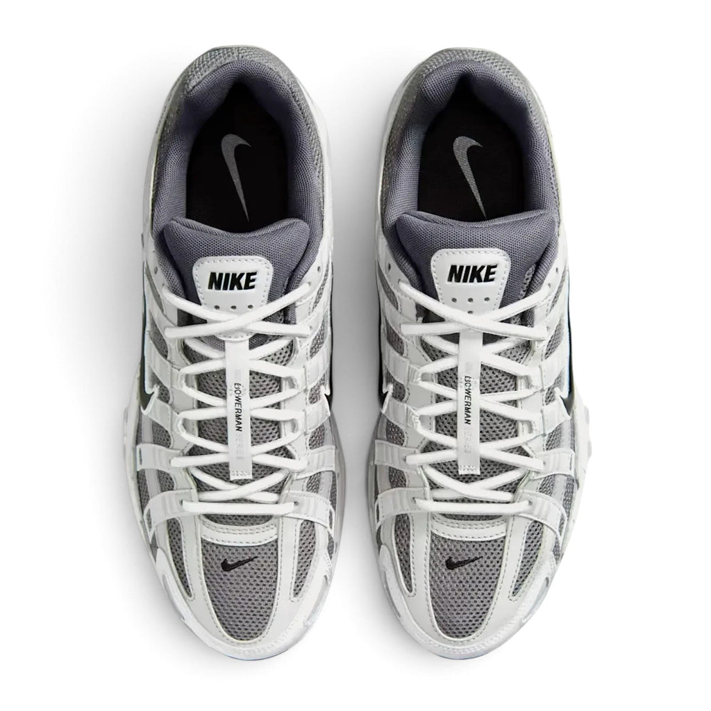 Bliss sneakers Nike P-6000 gri ve beyaz renkli, file ve sentetik deri detaylı retro koşu stili spor ayakkabı