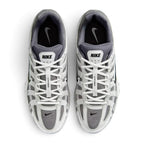 Bliss sneakers Nike P-6000 gri ve beyaz renkli, file ve sentetik deri detaylı retro koşu stili spor ayakkabı