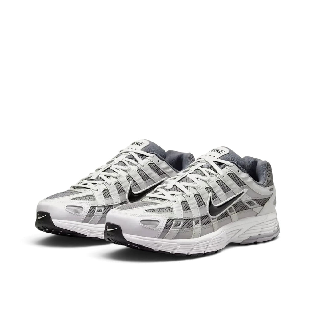 Bliss sneakers Nike P-6000 gri ve beyaz renkli, file ve sentetik deri detaylı retro koşu tarzı spor ayakkabı
