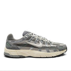 Bliss sneakers Nike P-6000 gri ve krem tonlarında, file ve süet detaylı, yastıklamalı tabana sahip retro spor ayakkabı