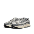 Bliss sneakers Nike P-6000 gri ve krem renkli, file ve süet detaylı, retro tasarımlı günlük spor ayakkabı