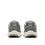 Bliss sneakers Nike P-6000 gri ve krem renkli, süet detaylı, retro tasarımlı spor ayakkabıların arka görünümü