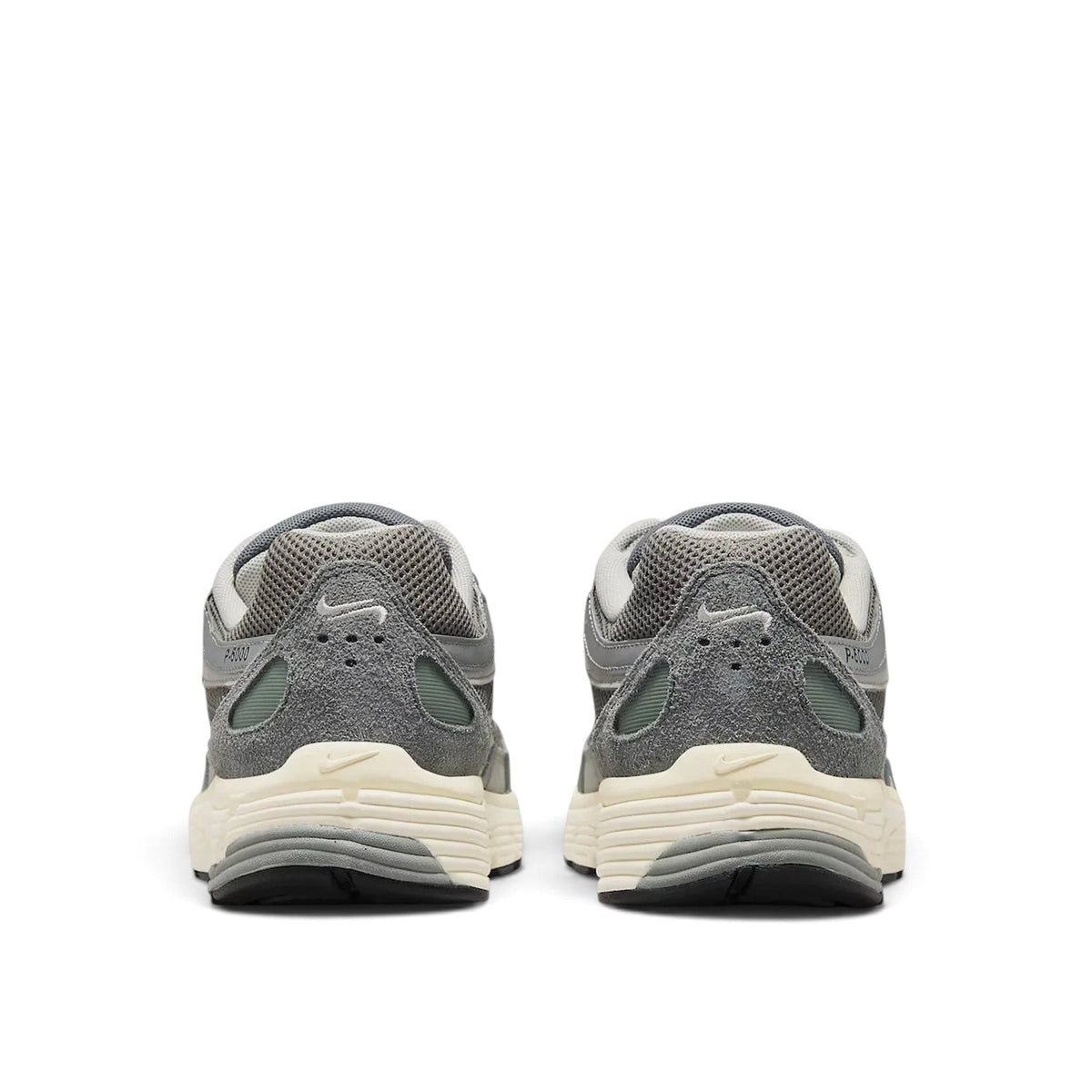 Bliss sneakers Nike P-6000 gri ve krem renkli, süet detaylı, retro tasarımlı spor ayakkabıların arka görünümü