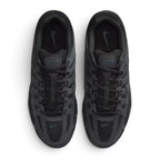 Bliss sneakers marka, süet ve file detaylı, tamamen siyah Nike P-6000 günlük spor ayakkabı üstten görünüm