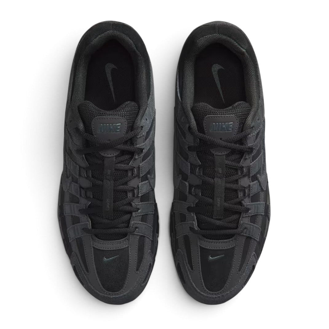 Bliss sneakers marka, süet ve file detaylı, tamamen siyah Nike P-6000 günlük spor ayakkabı üstten görünüm