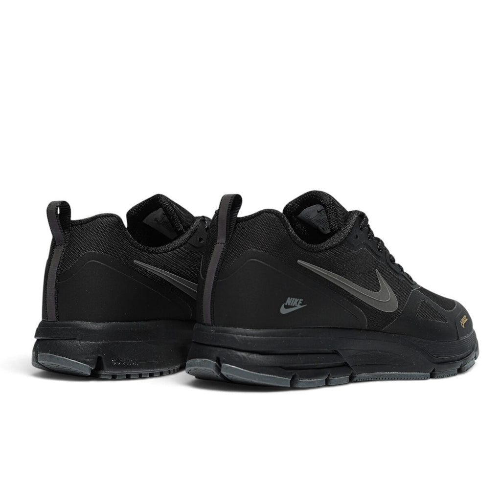 Bliss sneakers Nike Pegasus Trail siyah su geçirmez Gore-Tex koşu ayakkabısı, arka ve yan profil görünümü.