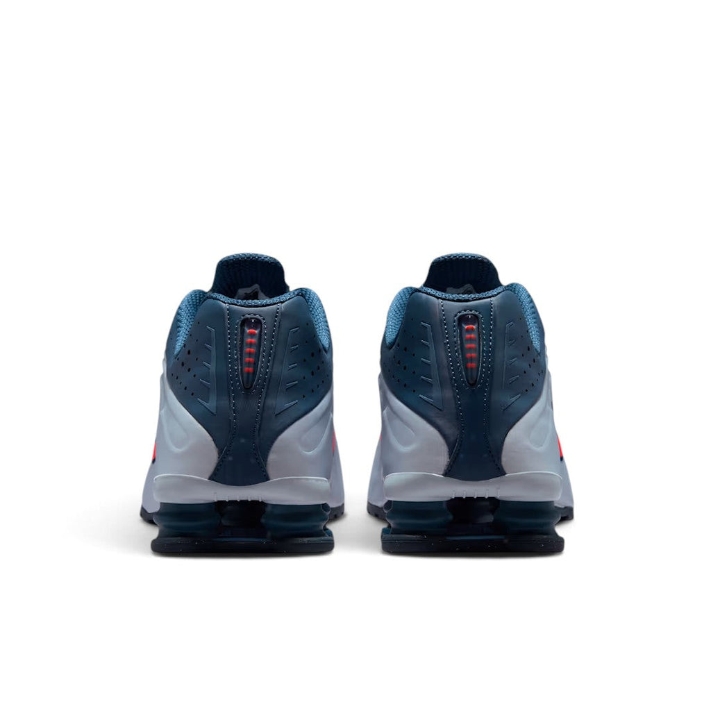 Bliss sneakers Nike Shox R4 lacivert ve kırmızı detaylı, topuk kısmında Shox teknolojili spor ayakkabı arka görünümü