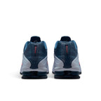 Bliss sneakers Nike Shox R4 lacivert ve kırmızı detaylı, topuk kısmında Shox teknolojili spor ayakkabı arka görünümü