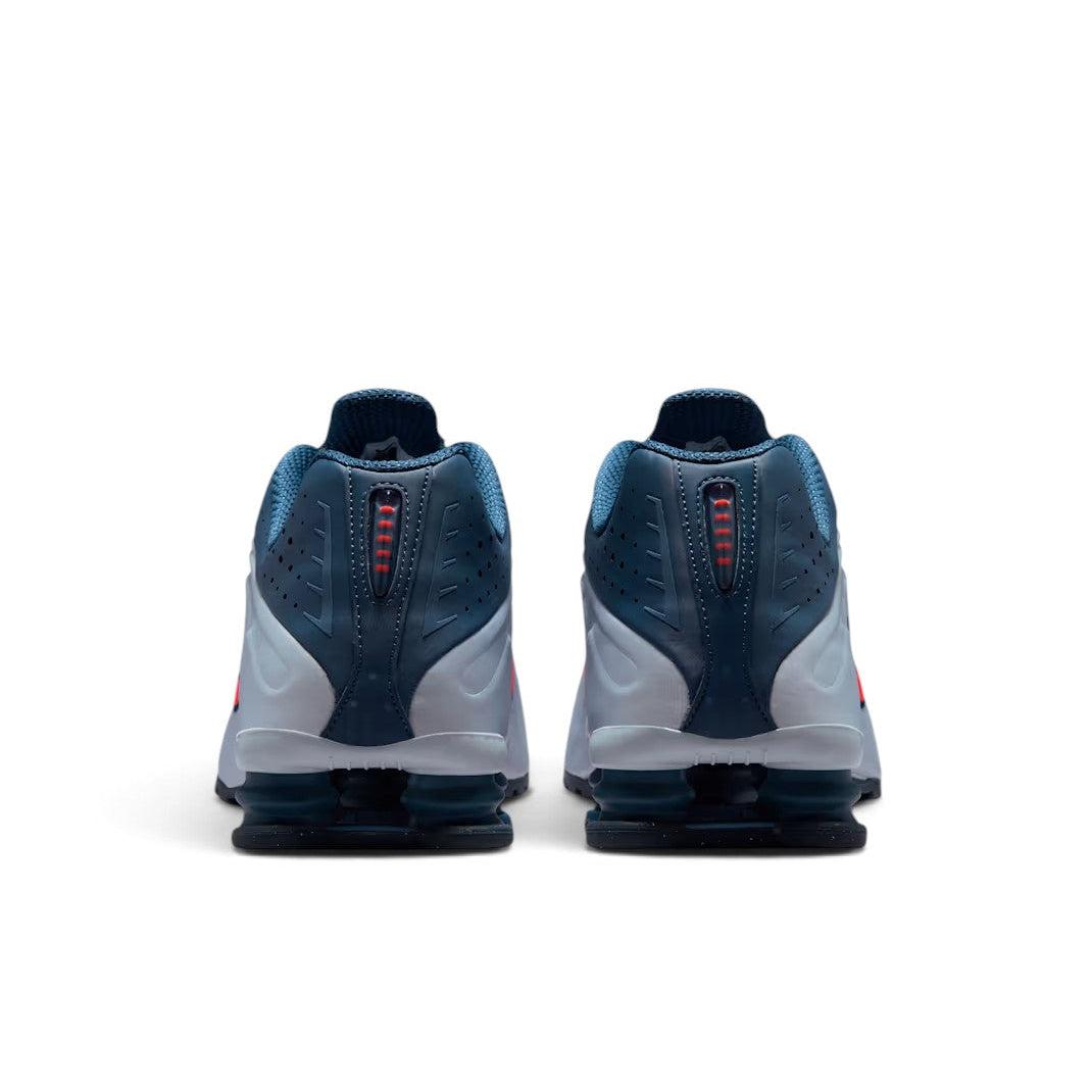 Bliss sneakers Nike Shox R4 lacivert ve kırmızı detaylı, topuk kısmında Shox teknolojili spor ayakkabı arka görünümü