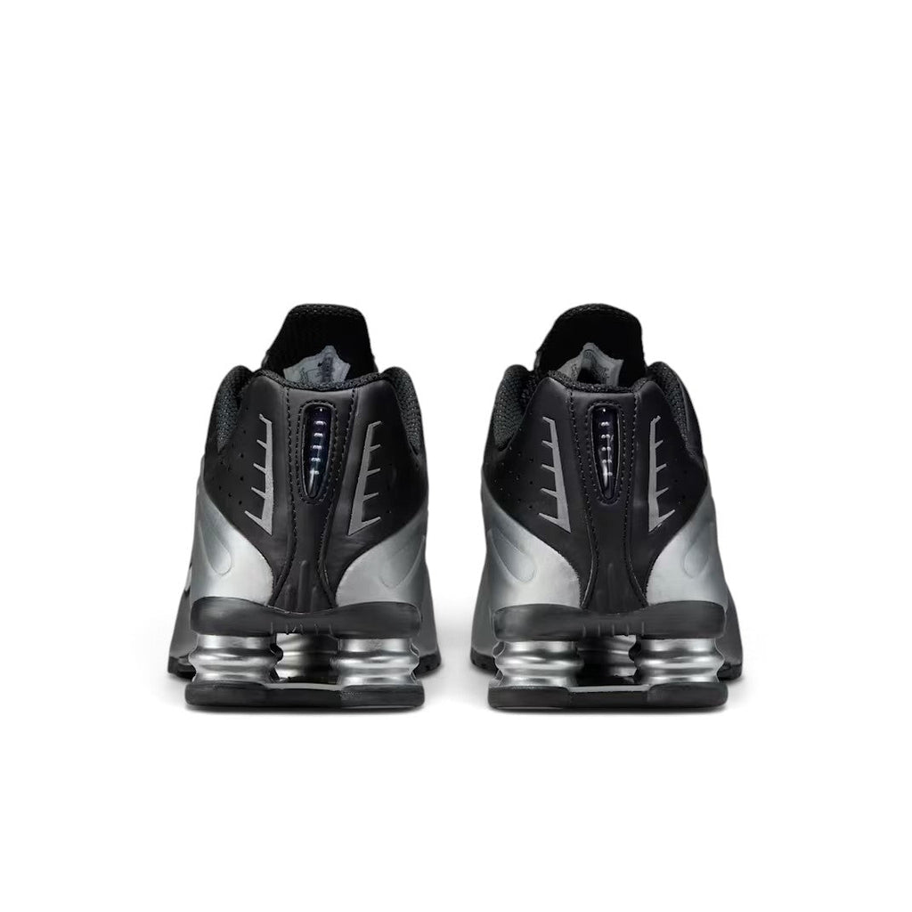 Bliss sneakers Nike Shox R4 spor ayakkabının arkadan görünümü, metalik gümüş ve siyah detaylı fütüristik tasarım.