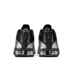 Bliss sneakers Nike Shox R4 spor ayakkabının arkadan görünümü, metalik gümüş ve siyah detaylı fütüristik tasarım.