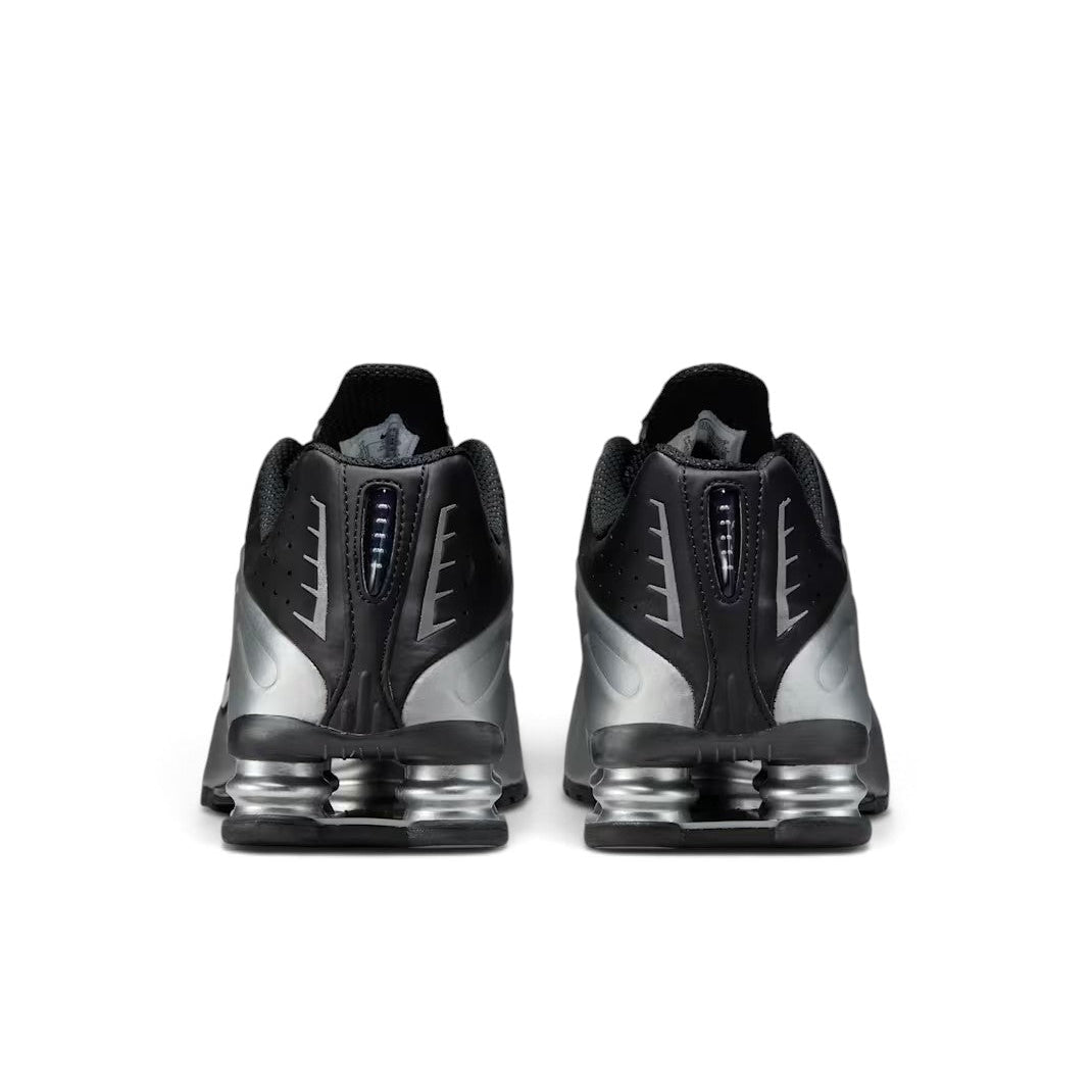 Bliss sneakers Nike Shox R4 spor ayakkabının arkadan görünümü, metalik gümüş ve siyah detaylı fütüristik tasarım.