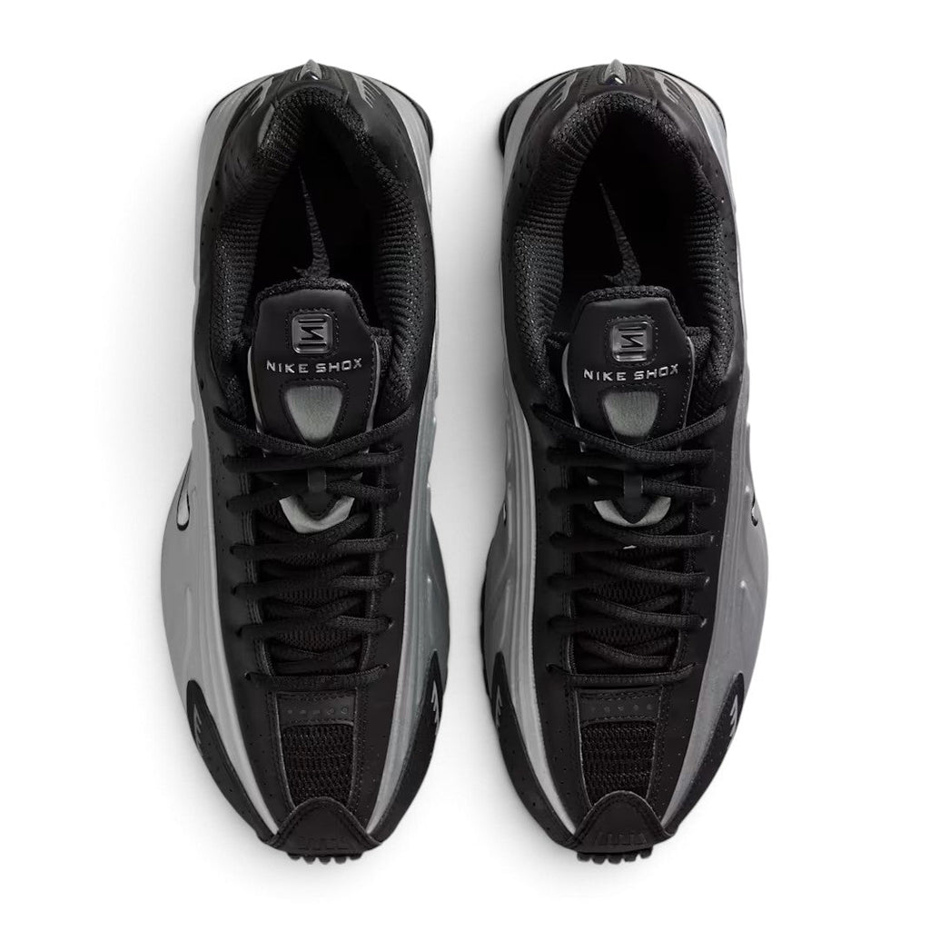 Bliss sneakers Nike Shox R4 spor ayakkabı, metalik gümüş ve siyah renkli, fütüristik tasarımlı, üstten görünüm.