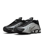 Bliss sneakers Nike Shox R4 metalik gümüş ve siyah renkli, fütüristik tasarımlı, yastıklamalı performans spor ayakkabı
