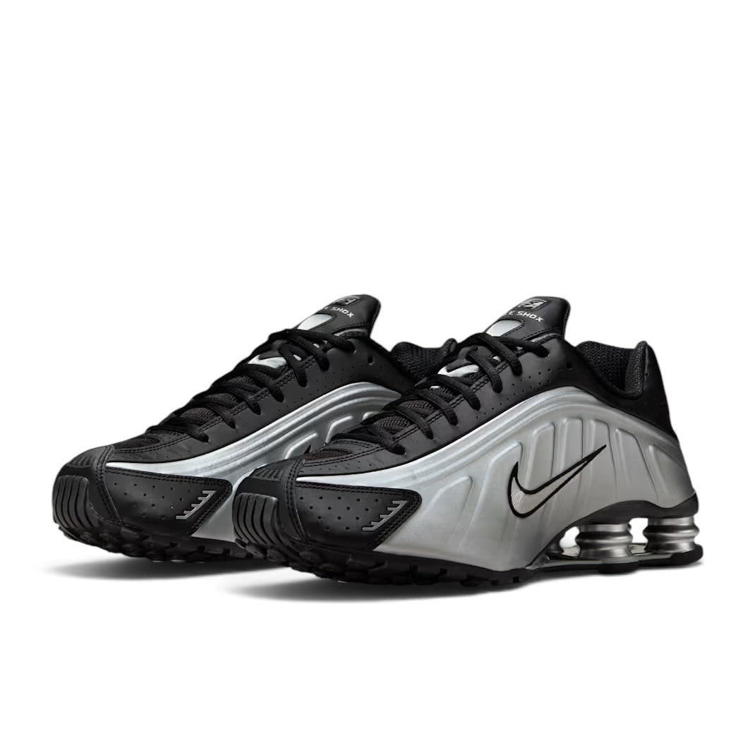 Bliss sneakers Nike Shox R4 metalik gümüş ve siyah renkli, fütüristik tasarımlı, yastıklamalı performans spor ayakkabı