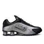 Bliss sneakers Nike Shox R4 metalik gümüş ve siyah renkli, fütüristik tasarımlı, yastıklamalı spor ayakkabı