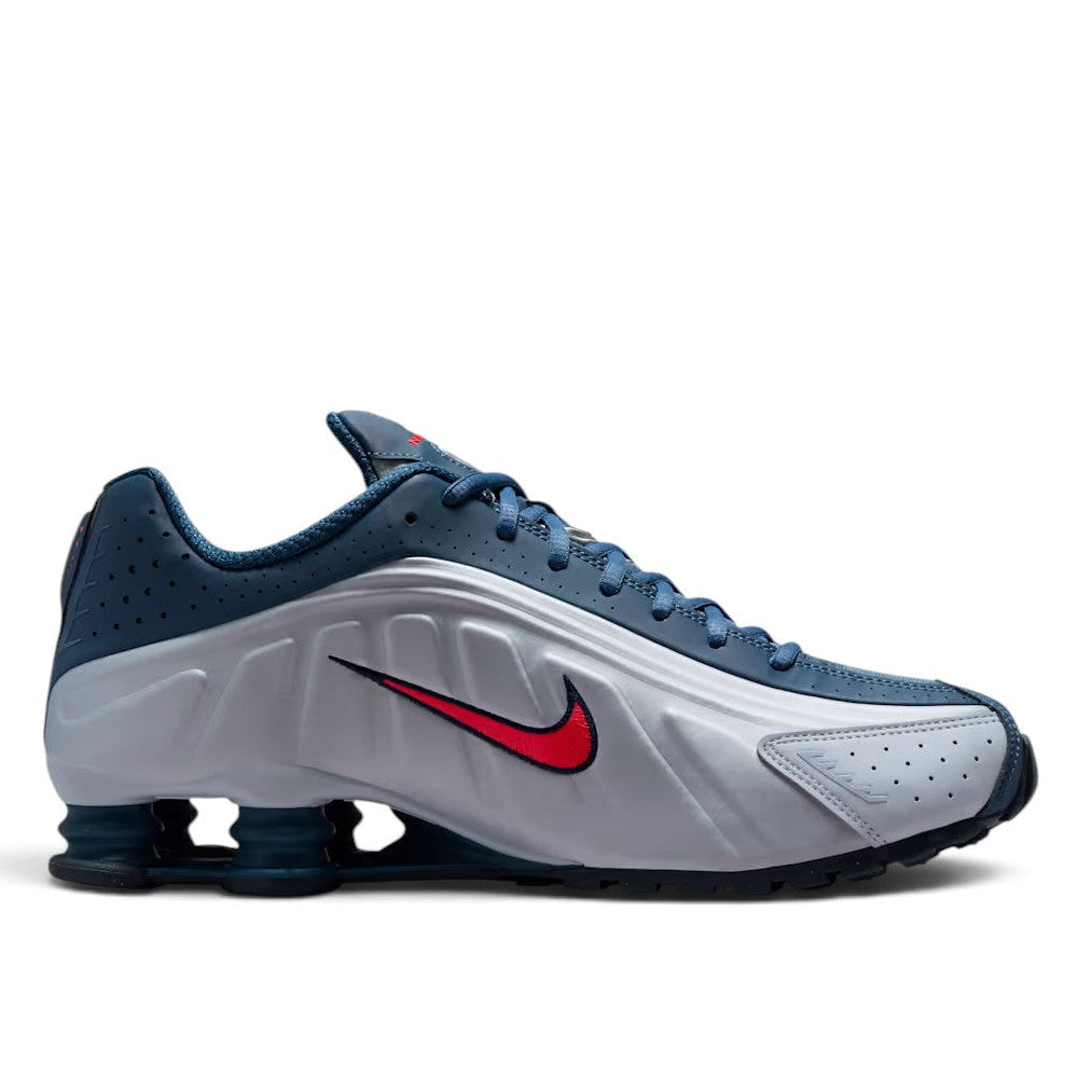 Bliss sneakers Nike Shox R4, lacivert ve gri tonlarında, kırmızı detaylı, topukta Shox yastıklama teknolojili spor ayakkabı
