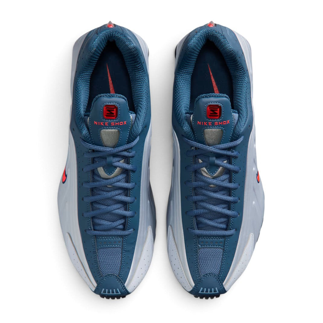 Bliss sneakers Nike Shox R4 mavi ve kırmızı detaylı, üstün yastıklama teknolojisine sahip modern spor ayakkabı.