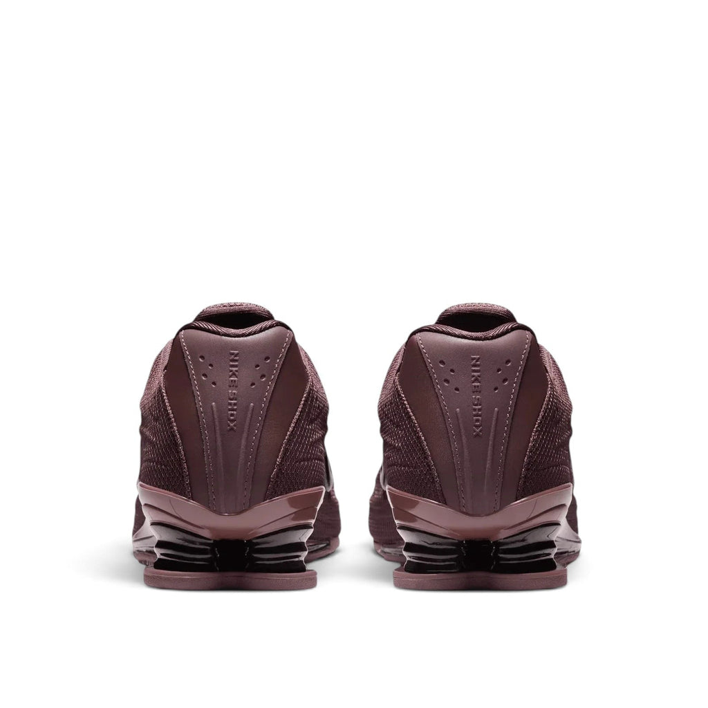 Bliss sneakers Nike Shox R4 mürdüm rengi spor ayakkabı, topuk kısmında ikonik Shox yastıklama sütunları ile arka görünüm