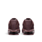 Bliss sneakers Nike Shox R4 mürdüm rengi spor ayakkabı, topuk kısmında ikonik Shox yastıklama sütunları ile arka görünüm