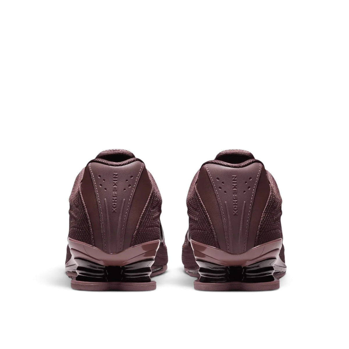 Bliss sneakers Nike Shox R4 mürdüm rengi spor ayakkabı, topuk kısmında ikonik Shox yastıklama sütunları ile arka görünüm
