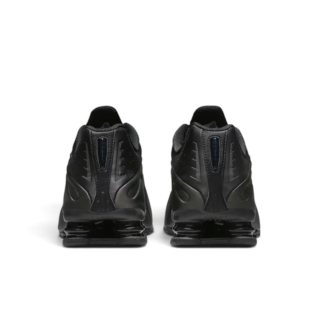 Bliss sneakers Nike Shox R4 tamamen siyah renkli, ikonik Shox yastıklama sistemine sahip spor ayakkabı arka görünümü