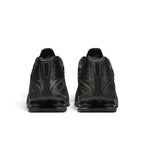 Bliss sneakers Nike Shox R4 tamamen siyah renkli, ikonik Shox yastıklama sistemine sahip spor ayakkabı arka görünümü