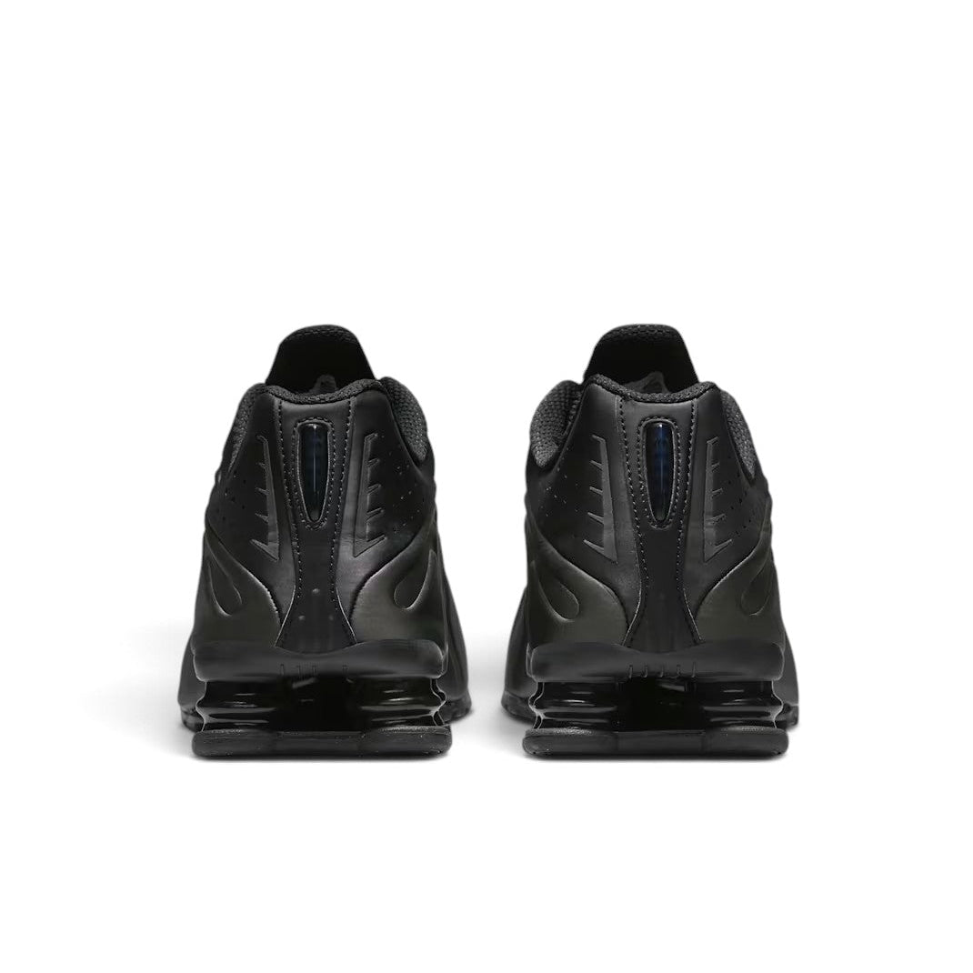 Bliss sneakers Nike Shox R4 tamamen siyah renkli, ikonik Shox yastıklama sistemine sahip spor ayakkabı arka görünümü