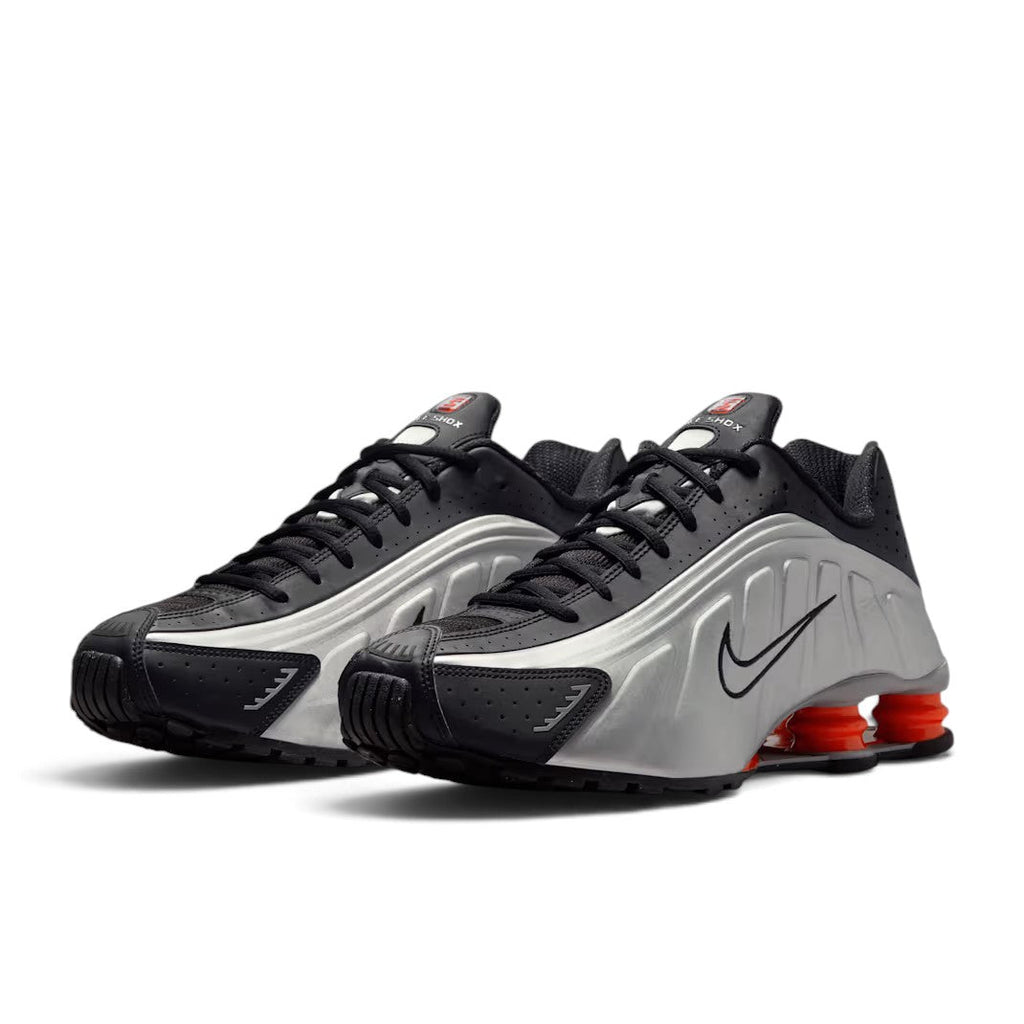 Bliss sneakers Nike Shox R4 siyah ve metalik gümüş renkli, turuncu Shox yastıklamalı performans spor ayakkabısı