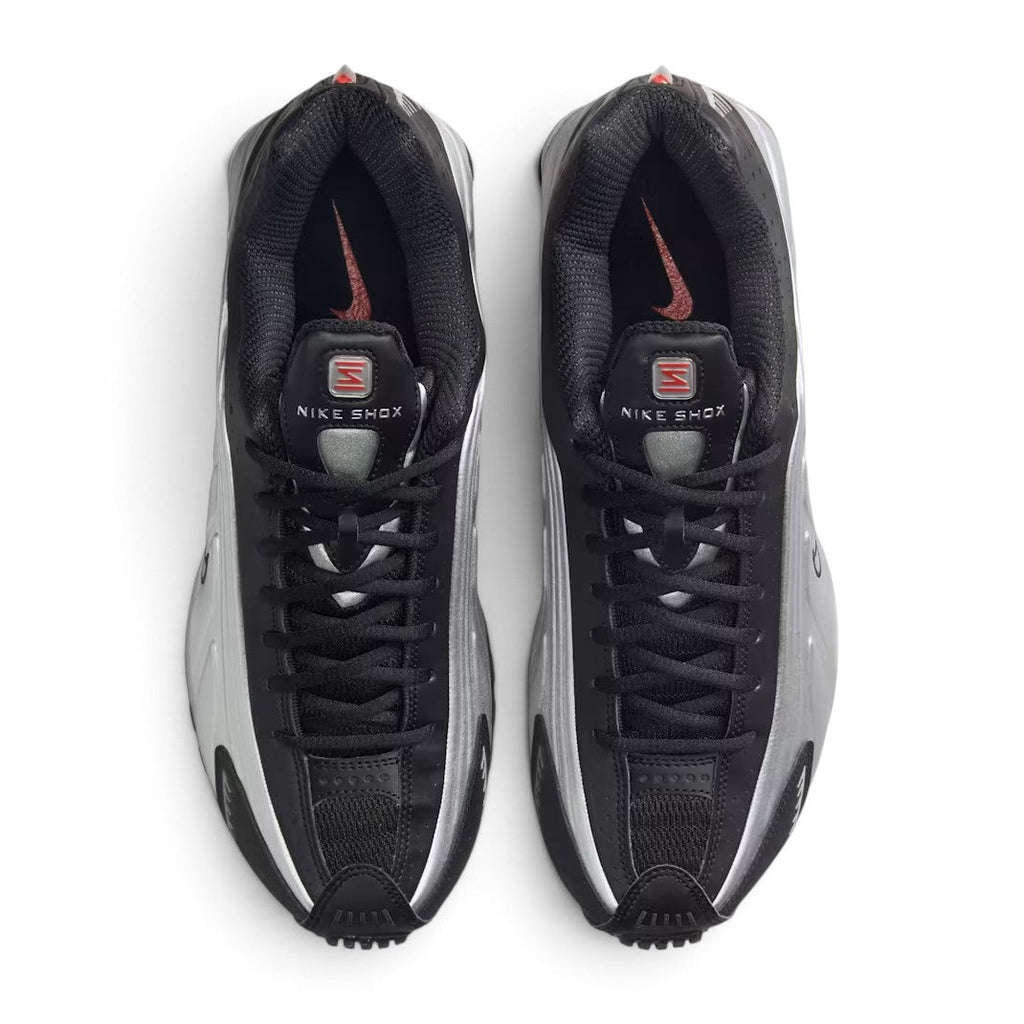 Bliss sneakers Nike Shox R4 siyah ve metalik gümüş renkli, üstten görünümlü performans spor ayakkabısı