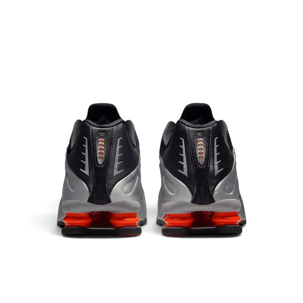 Bliss sneakers Nike Shox R4 siyah ve metalik gümüş renkli, turuncu Shox yastıklama sistemine sahip spor ayakkabı