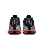 Bliss sneakers Nike Shox R4 siyah ve metalik gümüş renkli, turuncu Shox yastıklama sistemine sahip spor ayakkabı