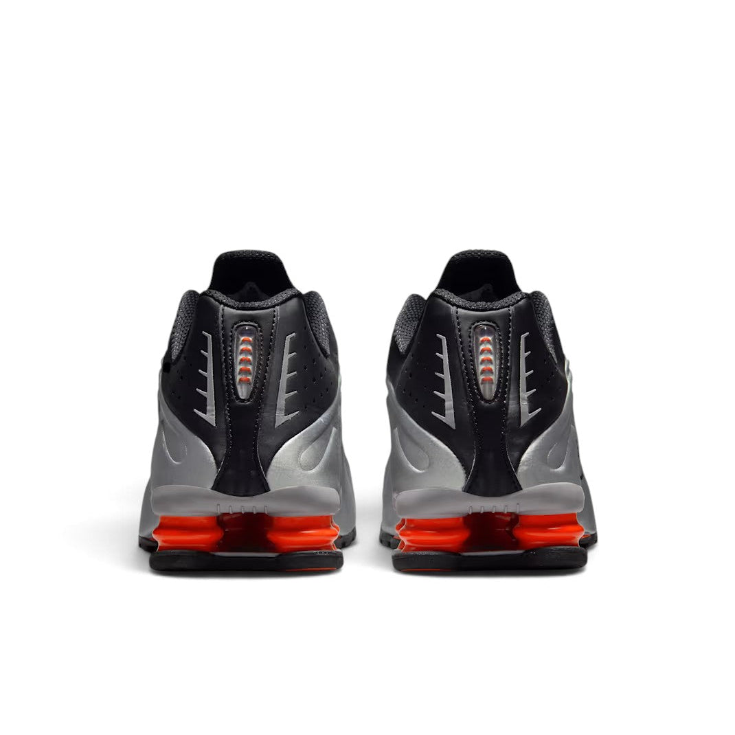 Bliss sneakers Nike Shox R4 siyah ve metalik gümüş renkli, turuncu Shox yastıklama sistemine sahip spor ayakkabı