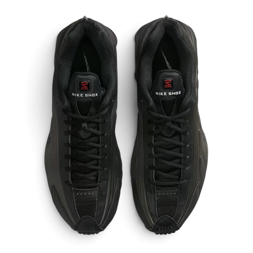 Bliss sneakers Nike Shox R4 tamamen siyah renkli, sentetik deri ve file detaylı, üstten görünüm spor ayakkabı