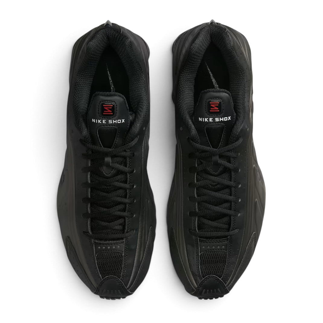 Bliss sneakers Nike Shox R4 tamamen siyah renkli, sentetik deri ve file detaylı, üstten görünüm spor ayakkabı