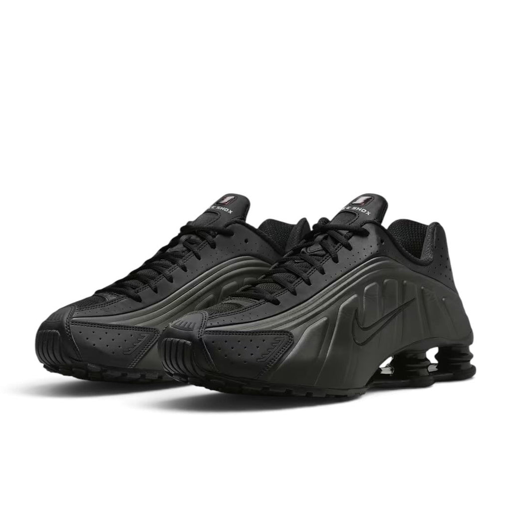 Bliss sneakers Nike Shox R4 tamamen siyah sentetik deri ve file detaylı fütüristik performans spor ayakkabısı