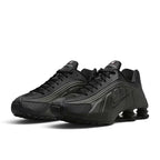 Bliss sneakers Nike Shox R4 tamamen siyah sentetik deri ve file detaylı fütüristik performans spor ayakkabısı