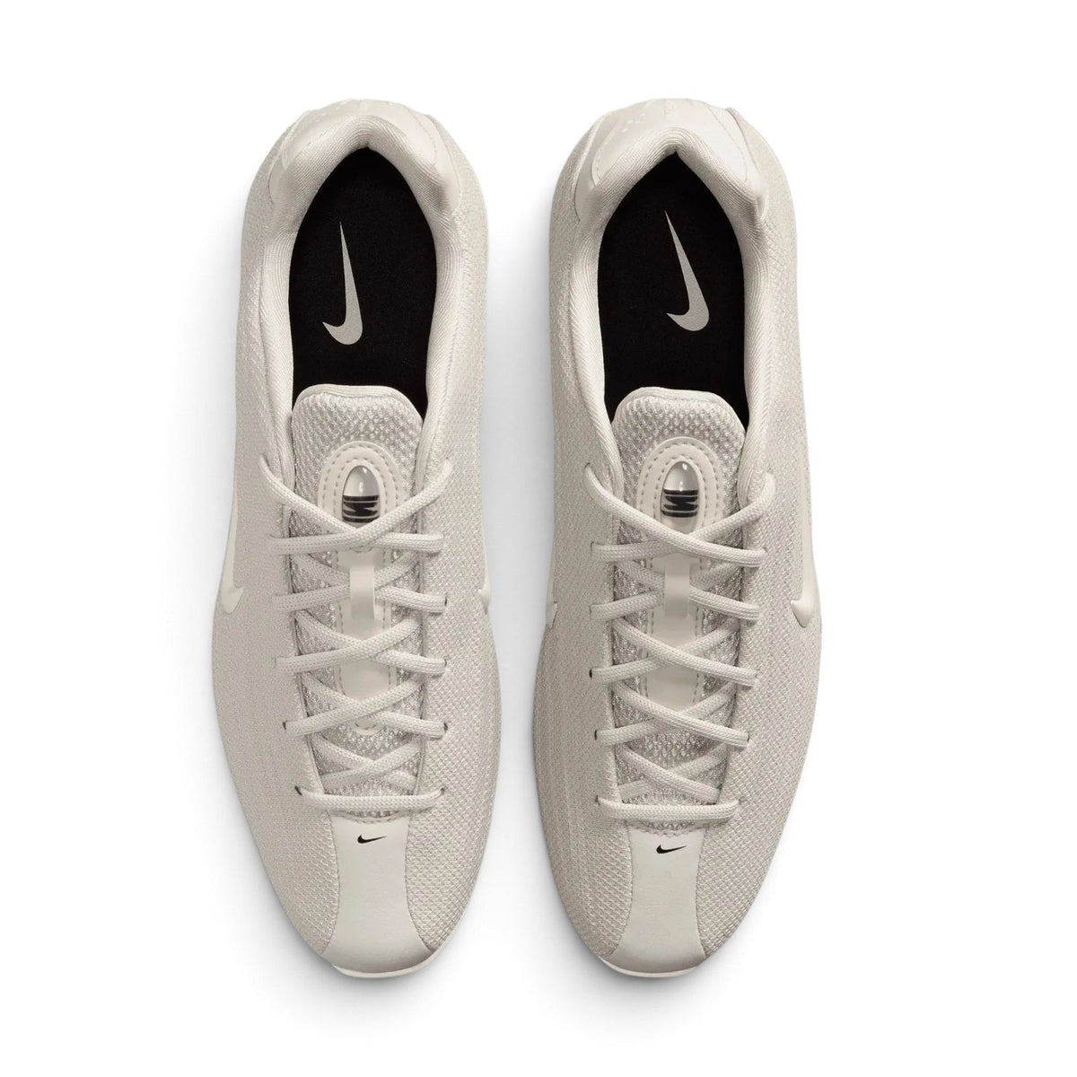 Bliss sneakers Nike Shox Ride 2 bej renkli, file üst yüzeyli ve ikonik topuk yastıklamalı günlük spor ayakkabı.