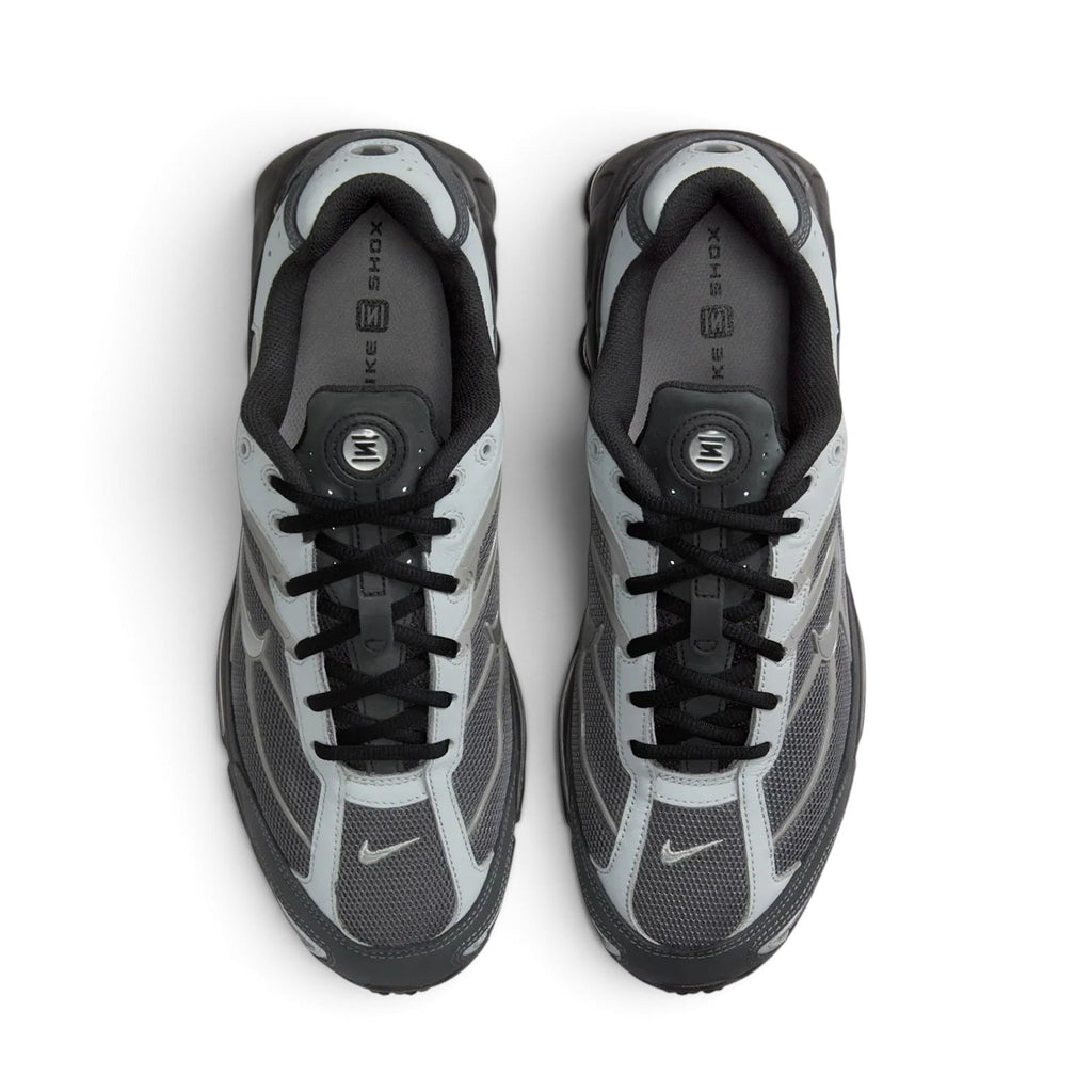 Bliss sneakers Nike Shox Ride 2 gri ve siyah renkli, file yüzeyli, üstten görünümlü modern performans spor ayakkabısı