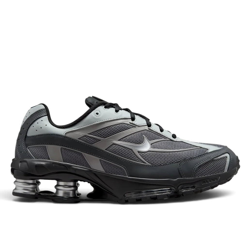 Bliss sneakers Nike Shox Ride 2 gri ve siyah renkli, Shox yastıklama sistemli modern performans spor ayakkabısı